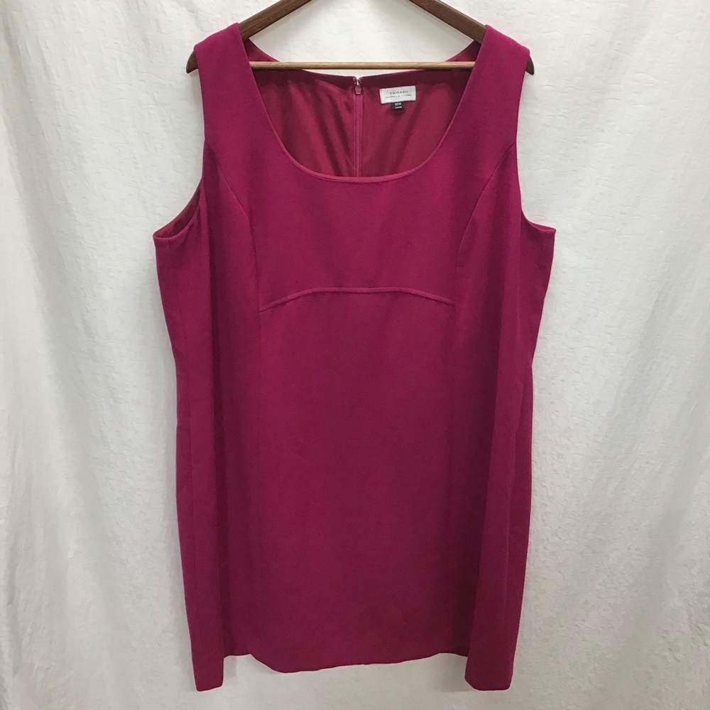 Tahari sleeveless fuchsia dress. EUC. Sz 20W